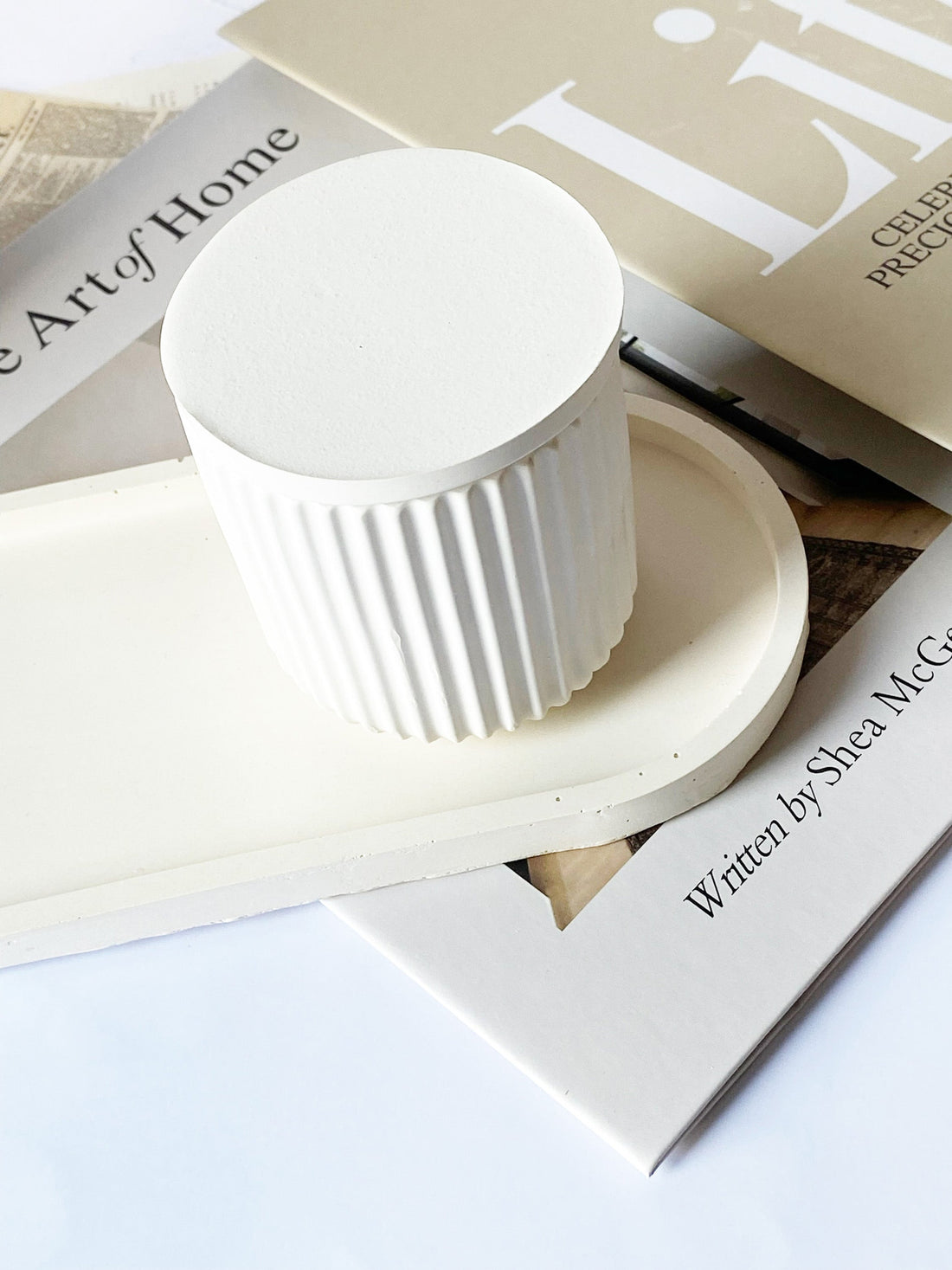 Modern Home Décor Trends: Plaster, Trays, and Accessories
