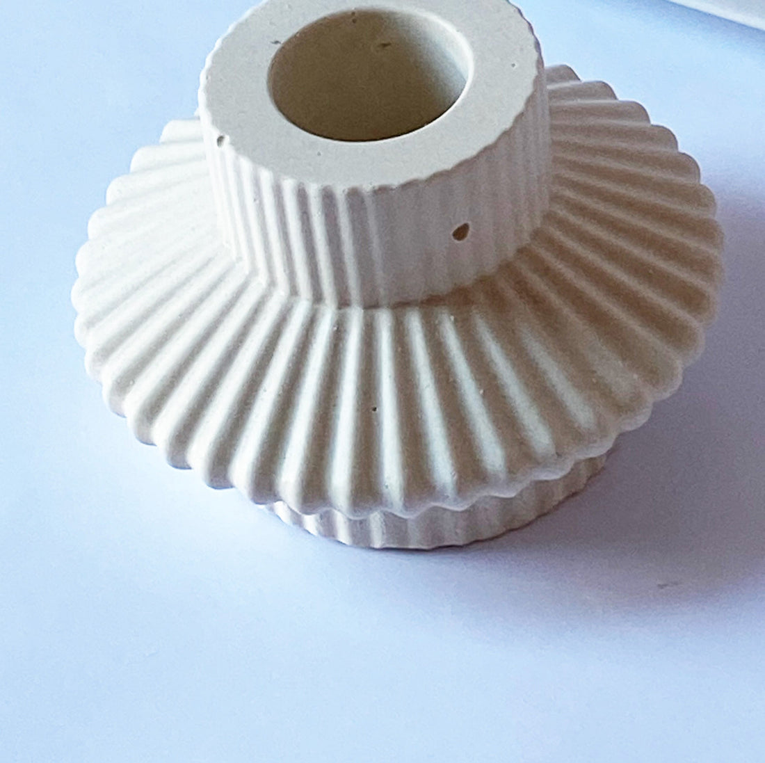 Raw Materials: Concrete, Plaster & Stone Accents in 2025 Homes