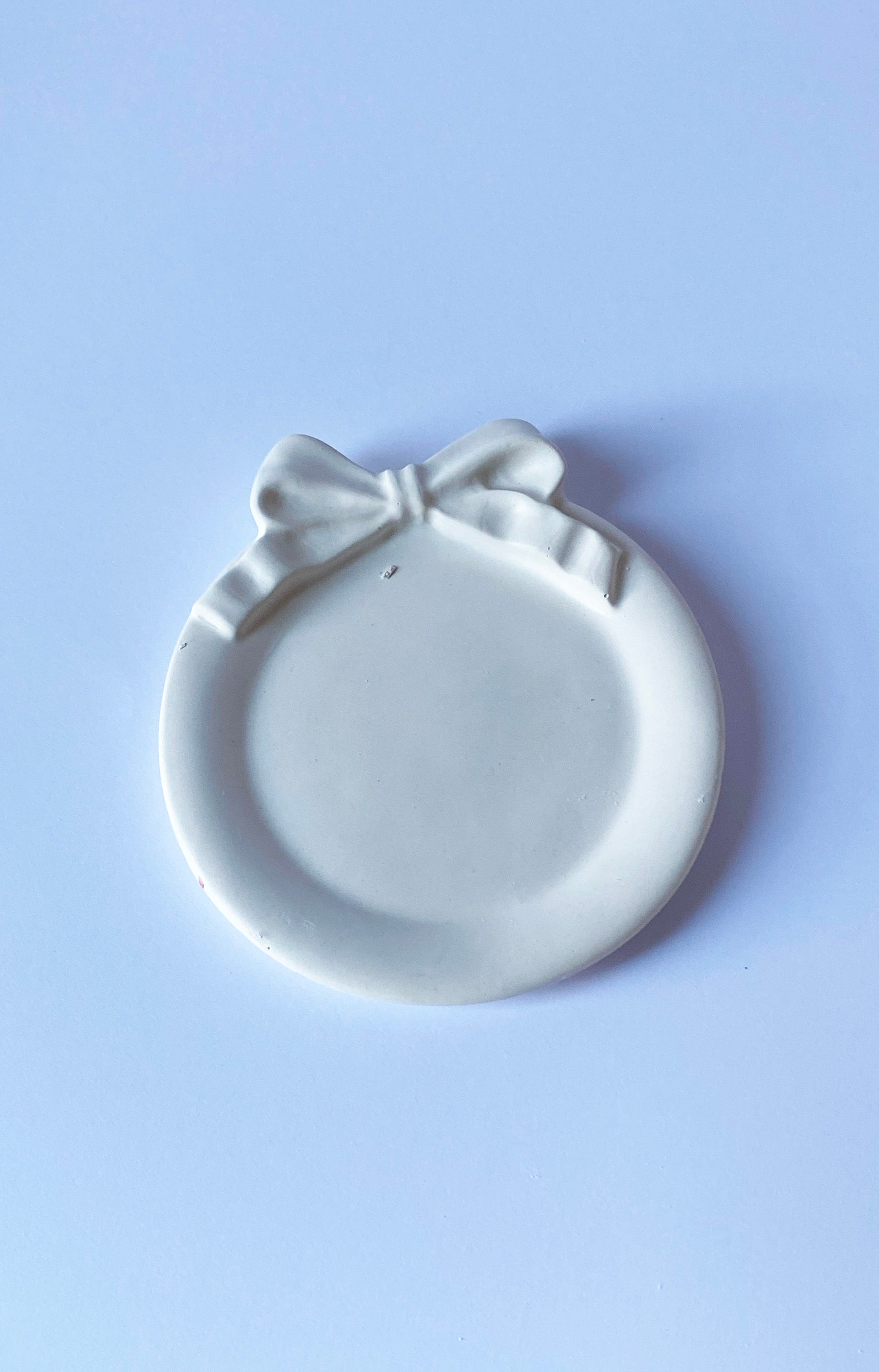 Minimalist Bow Shaped Storage Tray – White Cream  Home Decor