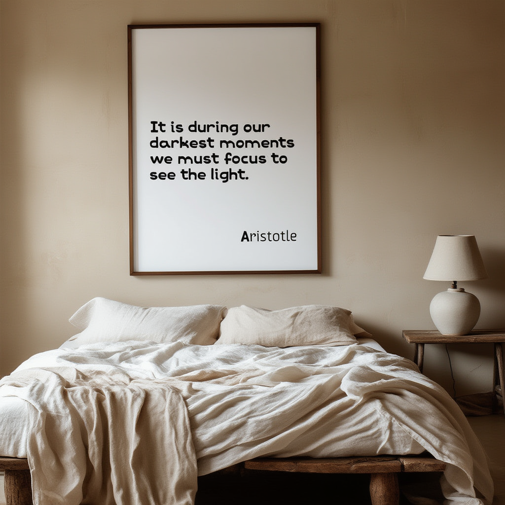 Det er i vores mørkeste øjeblikke, at vi skal fokusere for at se lysplakaten