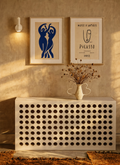 Ensemble de 2 tableaux abstraits et minimalistes modernes – Lot de galerie de figures bleues et nature morte au vase blanc