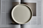 Minimalistisk rund gipsbakke – mellem hvid cremefarvet boligindretning | Hakyarts
